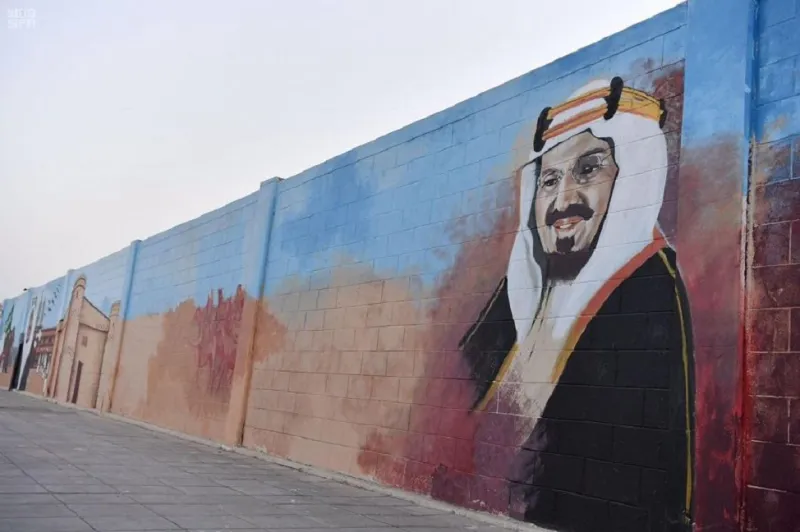 شاهد| كيف جسّد فنانو السعودية ملوكها على أطول جدارية بكورنيش الخبر ؟