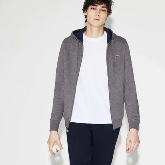 الستايل الرياضي يطغى على مجموعة «Lacoste» لموسم ربيع / صيف ٢٠١٨ (صور)