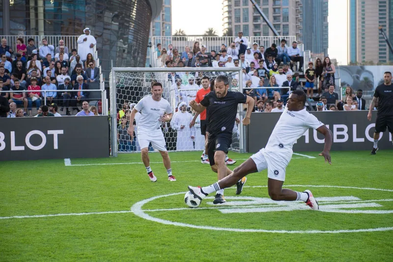 شاهد| تفاصيل مباراة دبي الاستعراضية التي جمعت أساطير الكرة العالمية