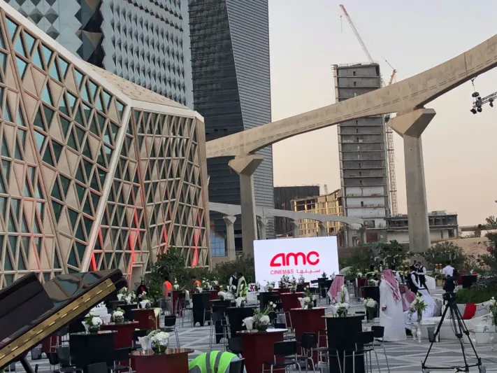 "الرجل" يرصد مشاهد حضور جماهيري لأول عرض سينمائي في السعودية 