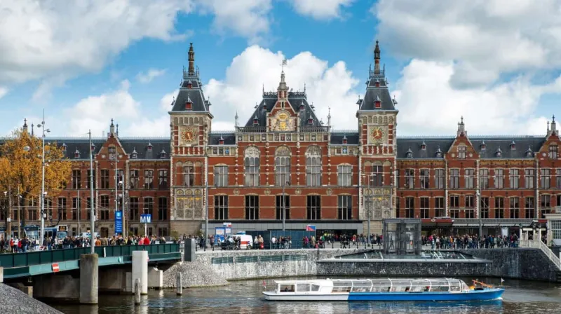 أمستردام.. تمتع برحلة ساحرة على طول القنوات التاريخية