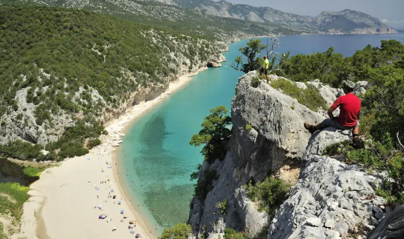 كالا لونا.. تعرف على وجهة عشاق الطبيعة والبحر في إيطاليا !