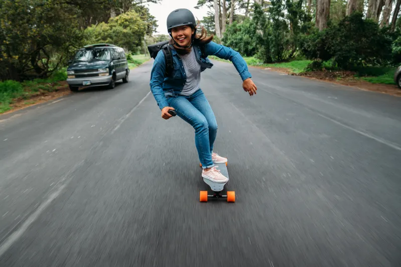 «Boosted» لوح تزلج فاخر يعمل بالطاقة الكهربائية (فيديو)