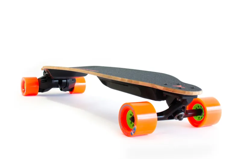«Boosted» لوح تزلج فاخر يعمل بالطاقة الكهربائية (فيديو)