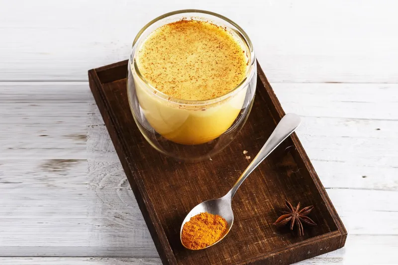 ماذا تعرف عن الحليب الذهبي.. وما أبرز فوائده المذهلة ؟