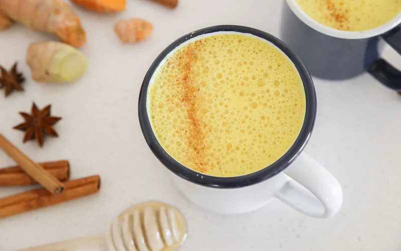 ماذا تعرف عن الحليب الذهبي.. وما أبرز فوائده المذهلة ؟