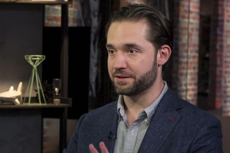 كيف تحول ألكسيس أوهانين من غسيل الأطباق لمؤسس شبكة تواصل اجتماعي يقصدها 300 مليون مستخدم شهريًا؟