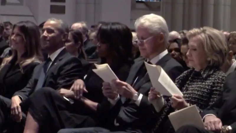 ماذا قالت ميلانيا ترامب لأوباما ليضحك في جنازة باربرا بوش؟