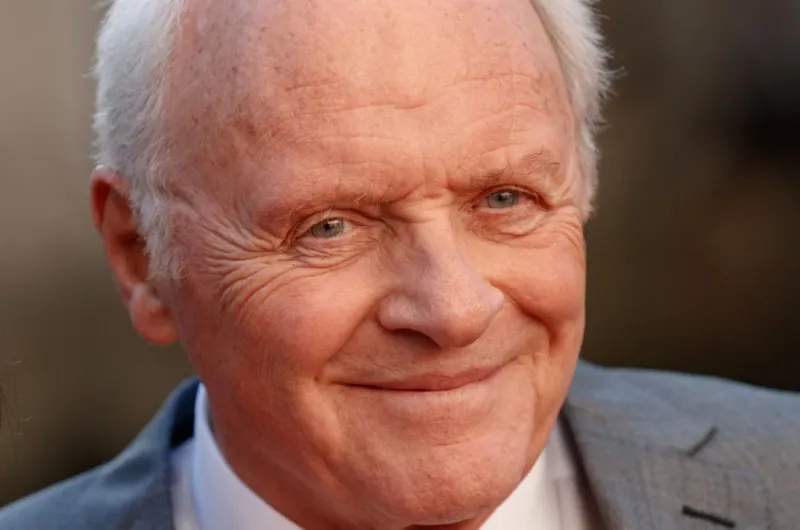 «أنتوني هوبكنز» يصاب بالجنون بسبب ضغط العمل (فيديو)