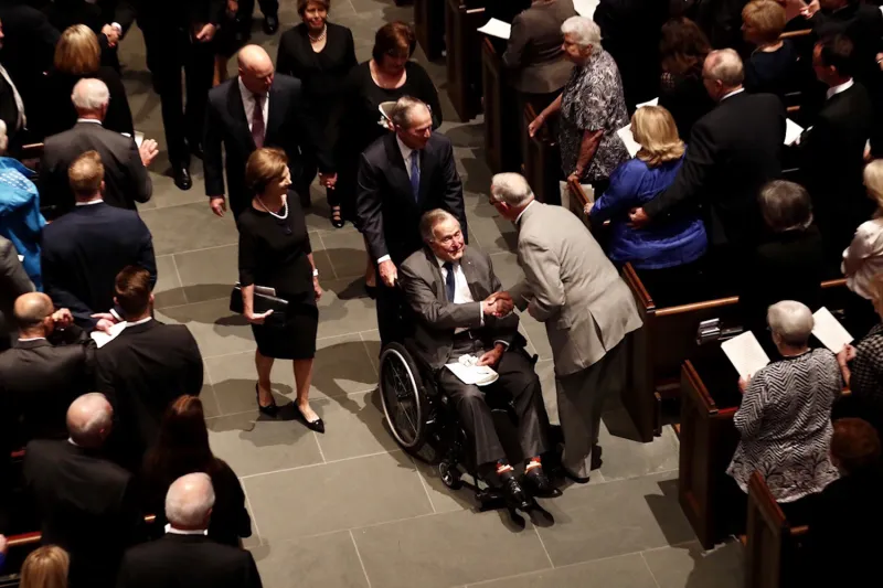 جورج بوش الأب يدخل المستشفى بعد أيام من وفاه زوجته 