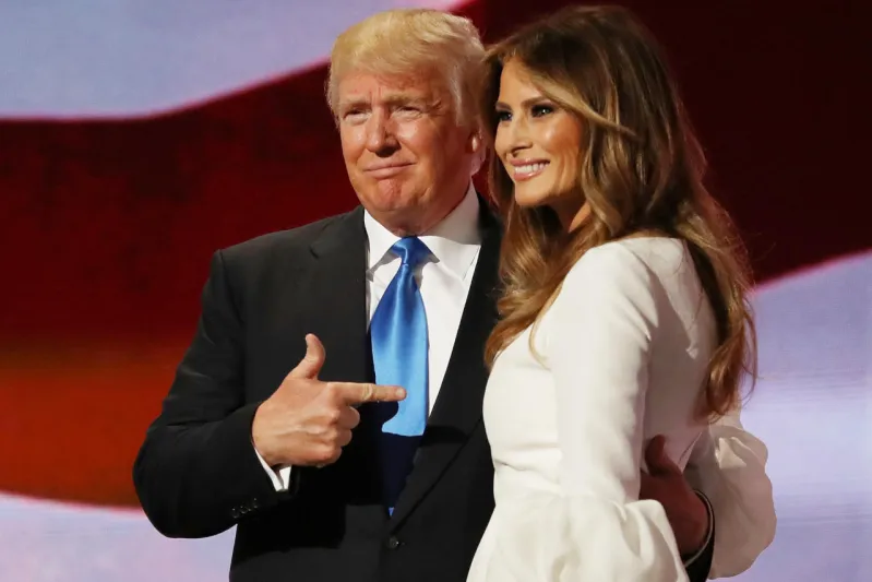 فيديو| دونالد ترامب يحاول مجددا الإمساك بيد زوجته.. ولكن؟