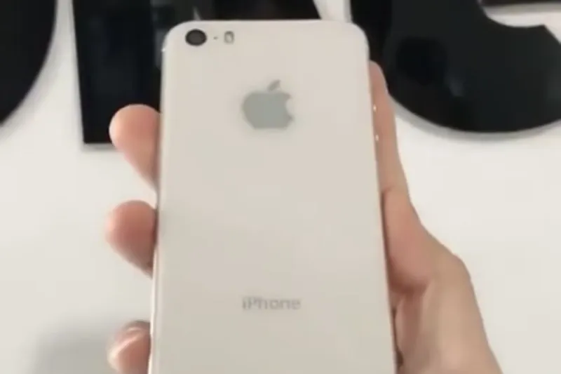 تسريبات جديدة تكشف التصميم الفريد لـ«iPhone SE 2» (فيديو)