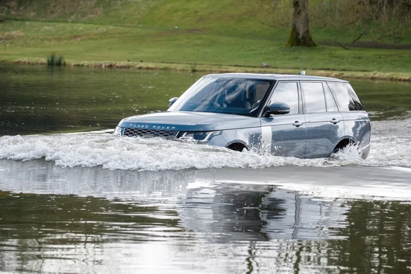 رينج روفر تطرح سيارتها الجديدة «إس في آر سبور».. رياضية بجسم رباعي