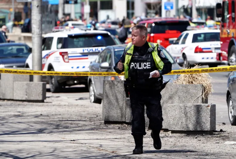 شاهد| سائق مخمور يدهس طالبين على ممر المشاة