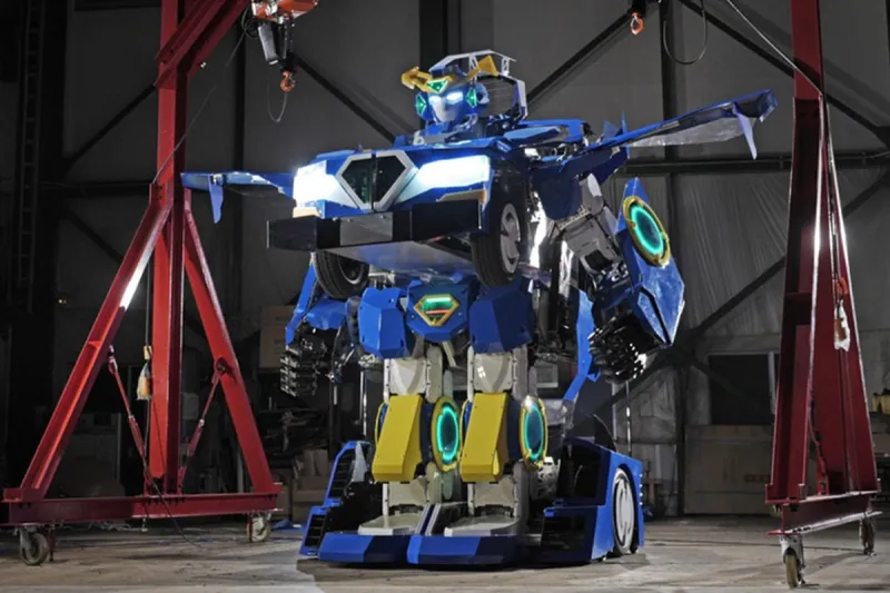 شاهد| أول روبوت يتحول إلى سيارة رياضية