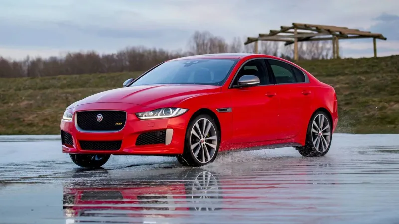 ما هي مميزات السيارة جاغوار XE 300 الرياضية 2019 ؟