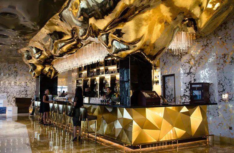 شاهد| قصة مطعم يحاكي شراع سفينة ويقدم طعامه مع الذهب