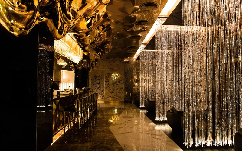 شاهد| قصة مطعم يحاكي شراع سفينة ويقدم طعامه مع الذهب