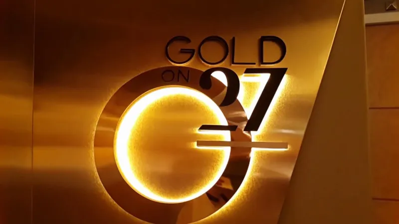 شاهد| قصة مطعم يحاكي شراع سفينة ويقدم طعامه مع الذهب