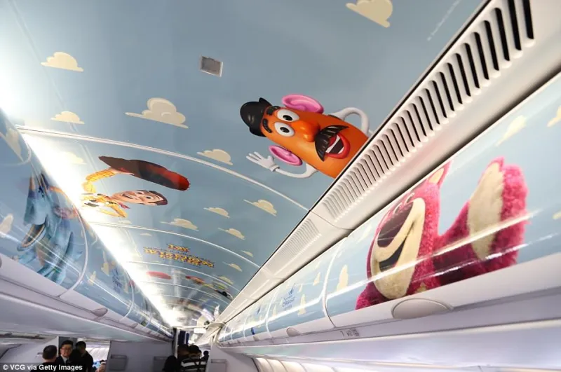 طائرة «Toy Story» المرحة.. مستوحاة من شخصيات ديزني لاند (صور)