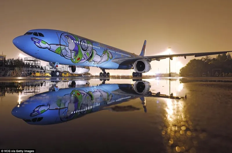 طائرة «Toy Story» المرحة.. مستوحاة من شخصيات ديزني لاند (صور)