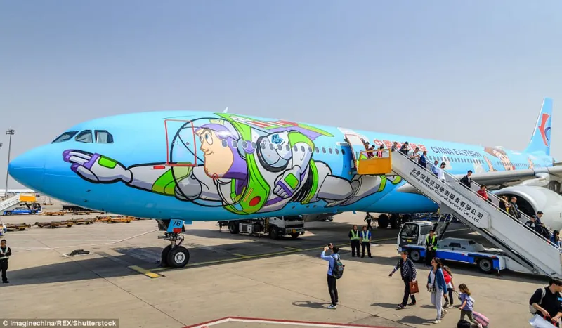 طائرة «Toy Story» المرحة.. مستوحاة من شخصيات ديزني لاند (صور)