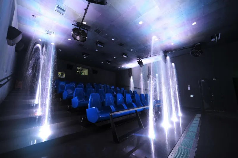 سيني سبلاش أبوظبي.. أول سينما مغمورة في الماء في العالم (فيديو)