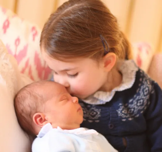 أولى صور الوافد الجديد على العائلة البريطانية 