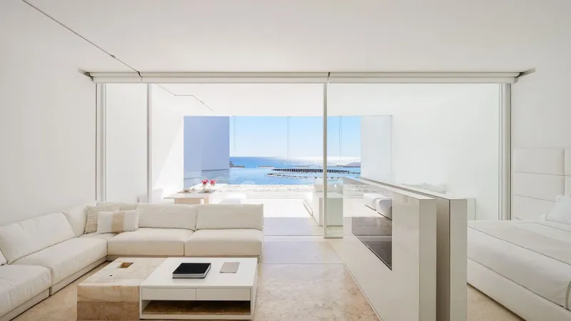 قمة الإبداع الهندسي.. فندق وسط مياه البحر بكاليفورنيا (فيديو)