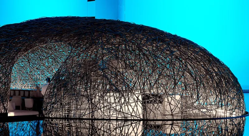 قمة الإبداع الهندسي.. فندق وسط مياه البحر بكاليفورنيا (فيديو)