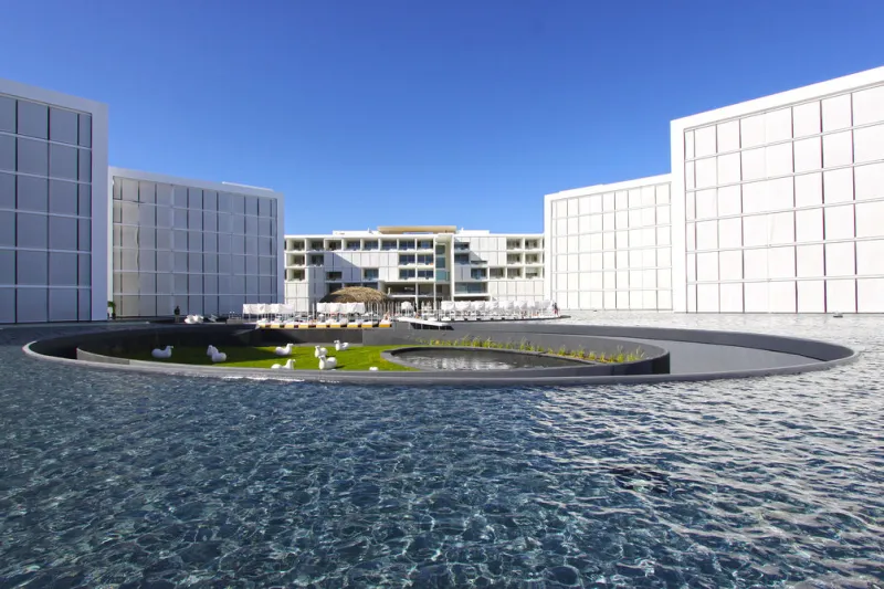 قمة الإبداع الهندسي.. فندق وسط مياه البحر بكاليفورنيا (فيديو)