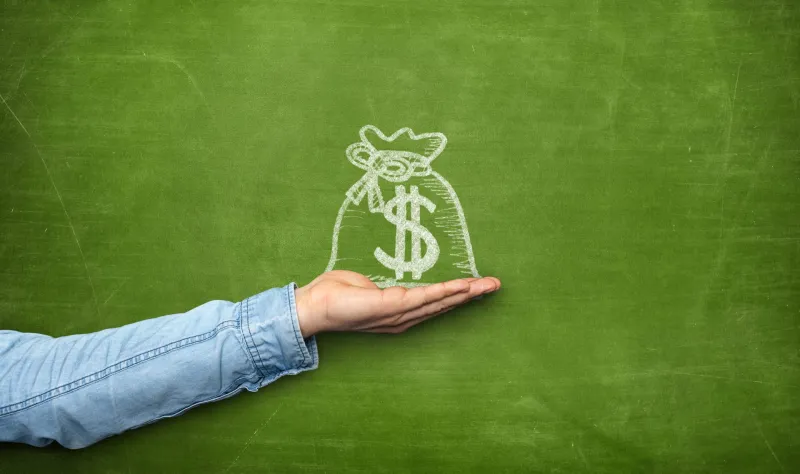 السؤال الذي حيّر الكثير: كم عليك أن تدخر وفق مرحلتك العمرية؟