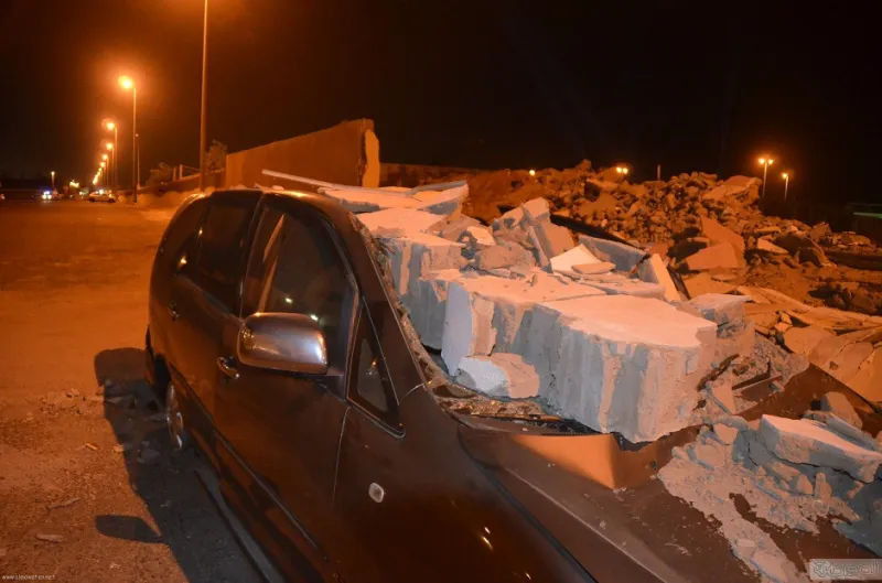 فيديو| لحظة انهيار جدار ضخم وسقوطه على المارة