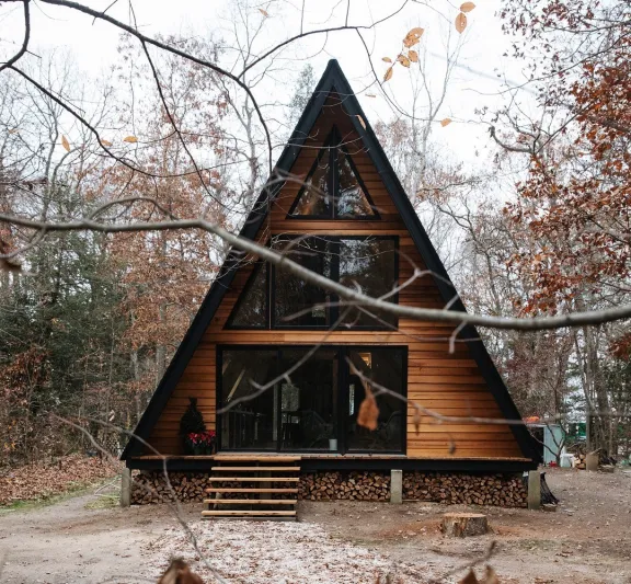 فندق Lokal تحفة فنية أسكندنافية تجمع بين تناغم الخرسانة المصقولة والخشب الرقائقي الدافئ