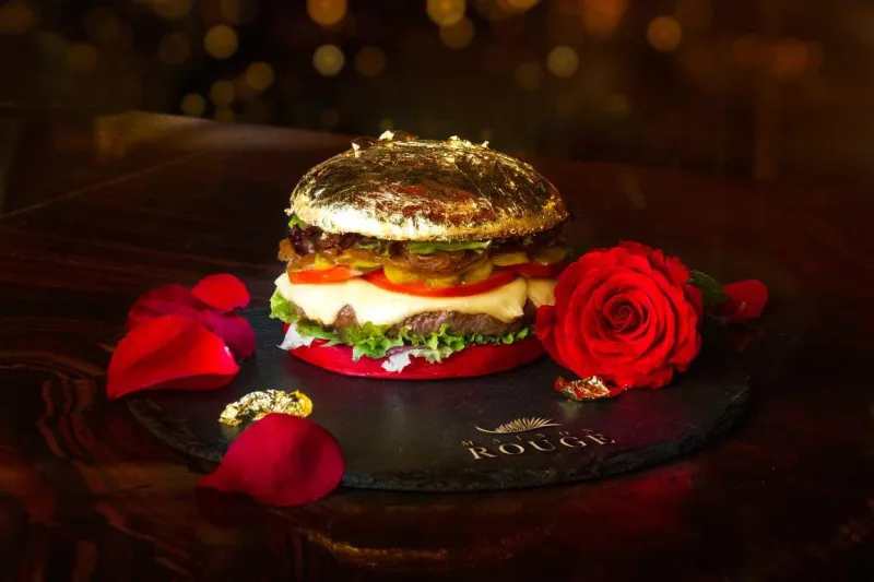 شطيرة برغر ذهبية بـ 100 دولار في دبي 