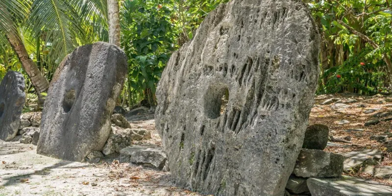 شاهد| سكان أصغر جزيرة يستخدمون أكبر عملات العالم وزنا