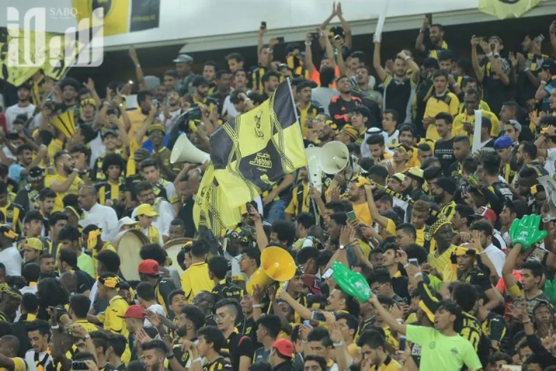 شاهد| الاتحاد يحسم موقعة كأس خادم الحرمين.. ولافتات للملك سلمان والأمير محمد بالمدرجات