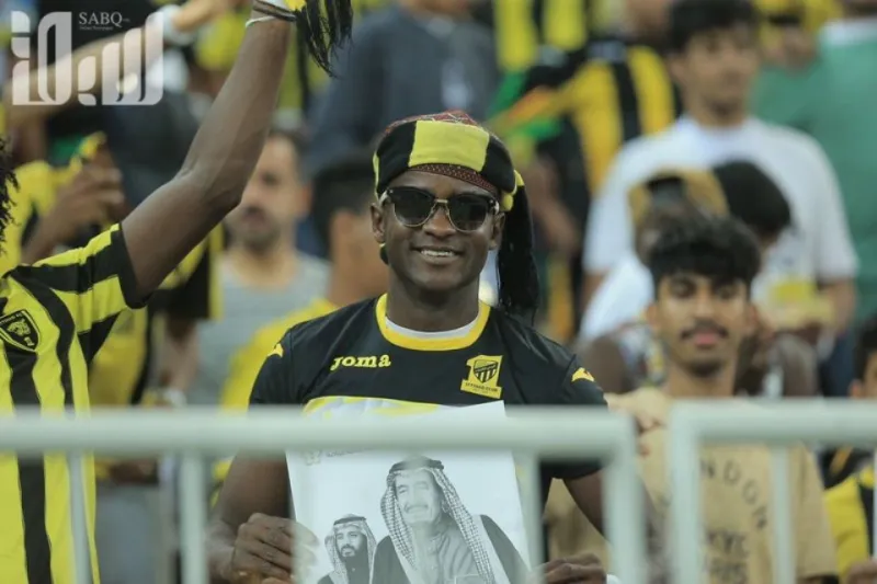 شاهد| الاتحاد يحسم موقعة كأس خادم الحرمين.. ولافتات للملك سلمان والأمير محمد بالمدرجات