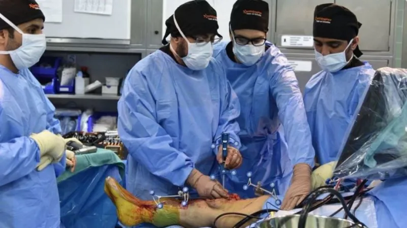 لأول مرة بالشرق الأوسط.. السعودية تستخدم الروبوت في زراعة الركبة وعلاج التخشن العظمي