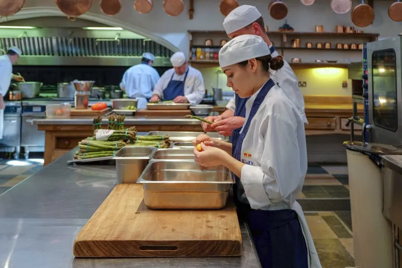 هذه هي قائمة الطعام التي أعدها المطبخ الملكي لمدعوي حفل زفاف الأمير هاري