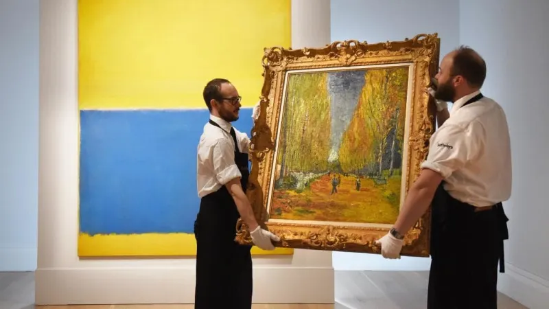 الأمر في غاية التعقيد.. شاهد كيف تُنقل الأعمال الفنية الثمينة 