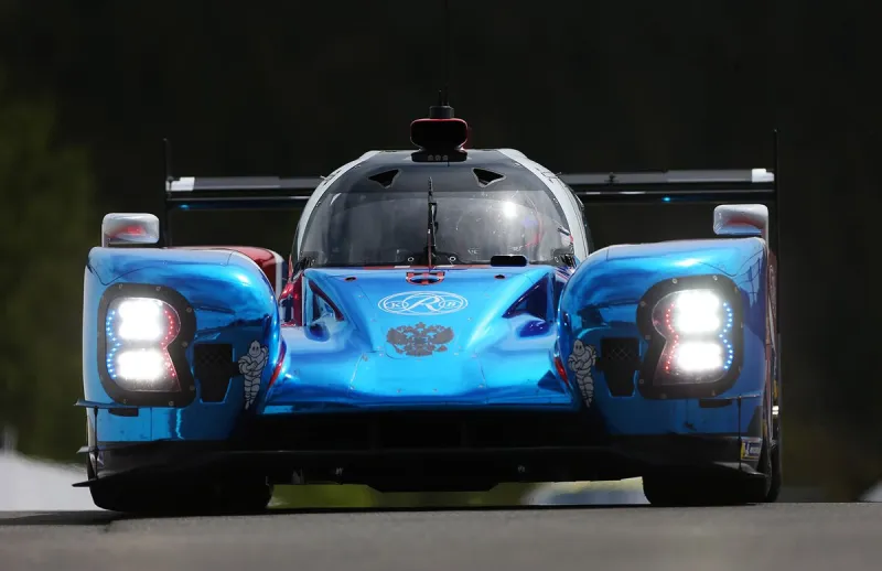 سيارة سباق تطير من على أرض الحلبة (فيديو)