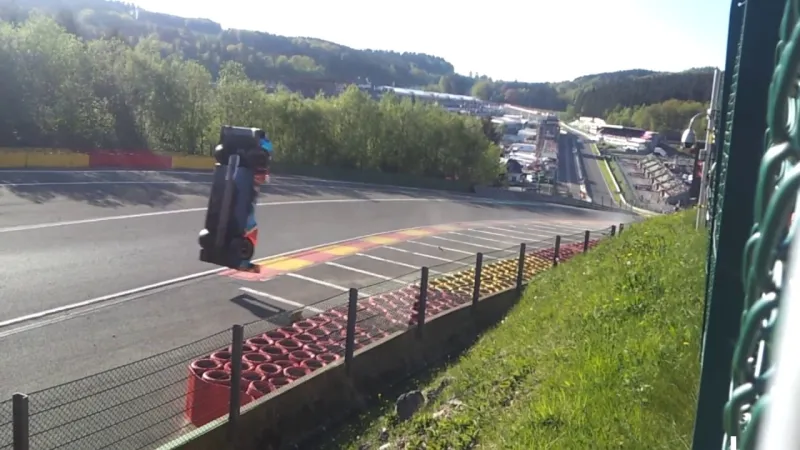 سيارة سباق تطير من على أرض الحلبة (فيديو)