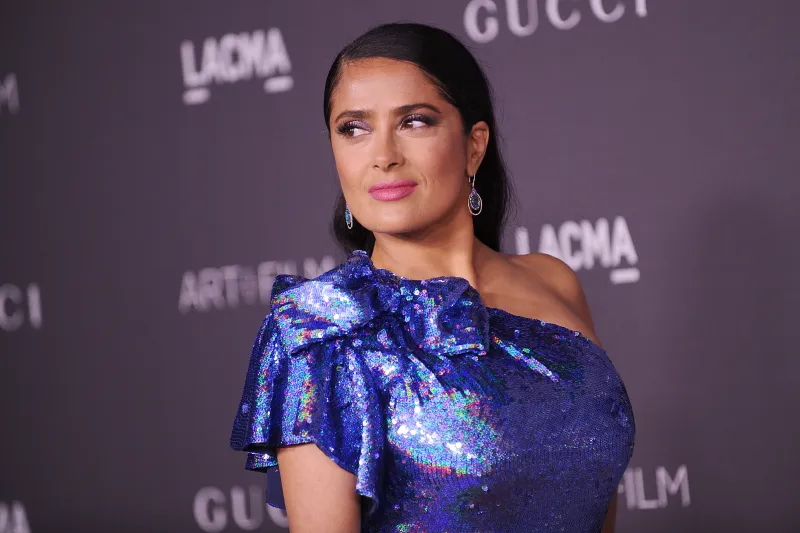 سلمى حايك تطالب نجوم السينما الرجال بتخفيض أجورهم 