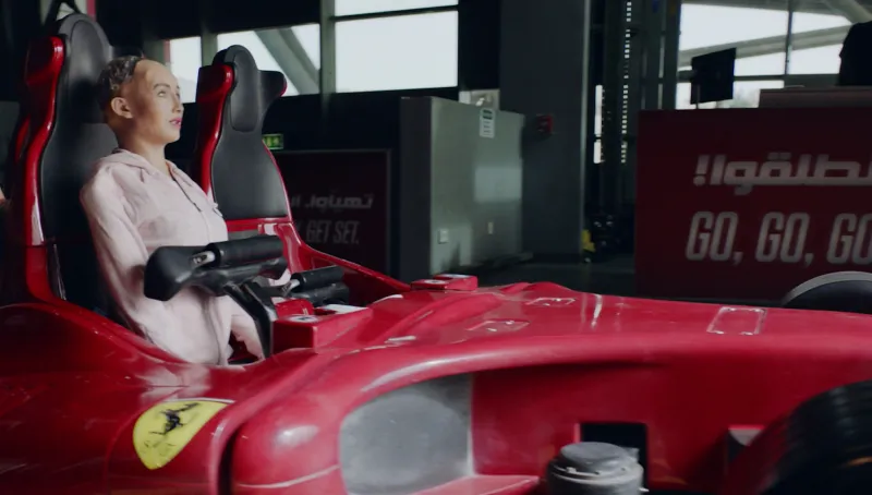 الروبوت «صوفيا» تستكشف أبوظبي (فيديو)