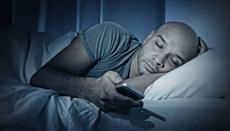  احذروا استخدام الهواتف المحمولة ليلا.. يخدع المخ