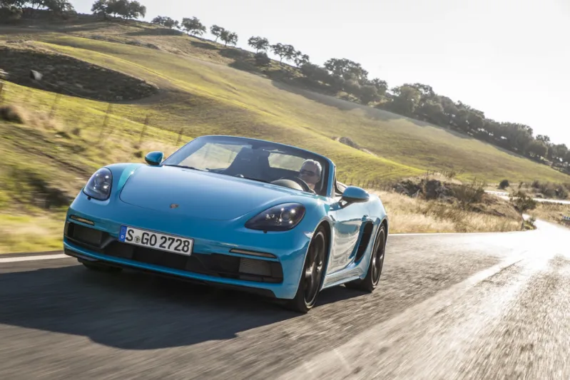 بورشه 718 بوكستر جي تي إس.. فخامة المظهر وسلاسة الأداء