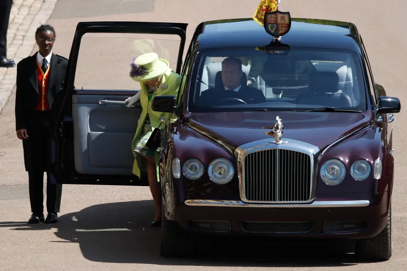 شاهد| لحظة وصول الملكة إليزابيث حفل زواج حفيدها الأمير هاري