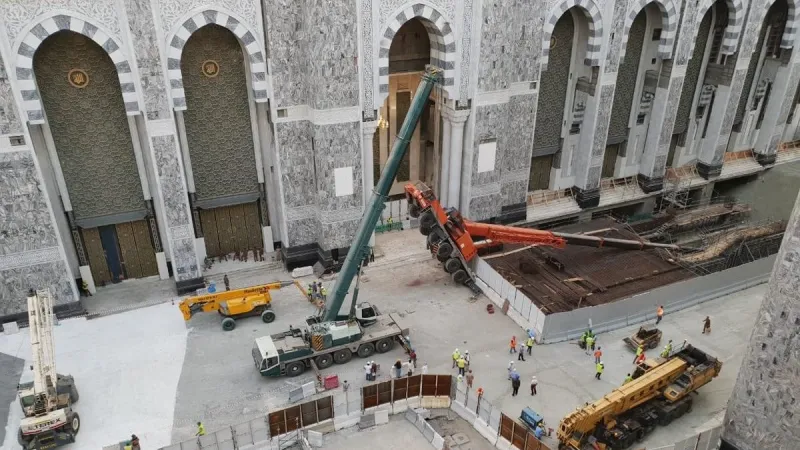 شاهد/ سقوط ذراع رافعة داخل منطقة عمل بالمسجد الحرام وإصابة سائقها