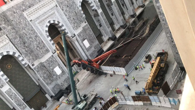 شاهد/ سقوط ذراع رافعة داخل منطقة عمل بالمسجد الحرام وإصابة سائقها